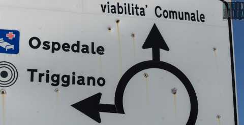Quel cartello crivellato di colpi all'ingresso di Triggiano: Cos i clan marcano il territorio
